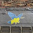 鳩の黄色い部分にはウクライナの地図が。