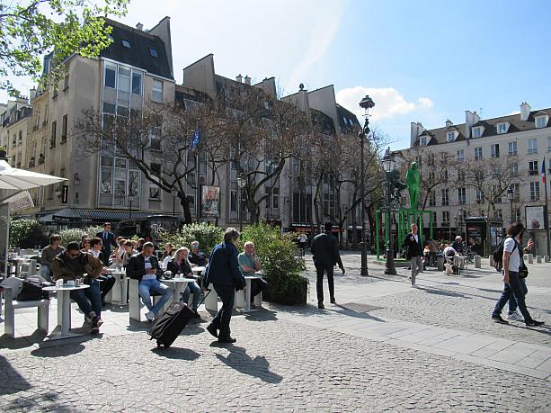 復活祭シーズンです。パリは今週からバカンスに入ったばかりですが、他の国からパリへバカンスに来る人達で街はにぎわっています。こちらはポンピドゥーセンターのあるボーブール界隈。