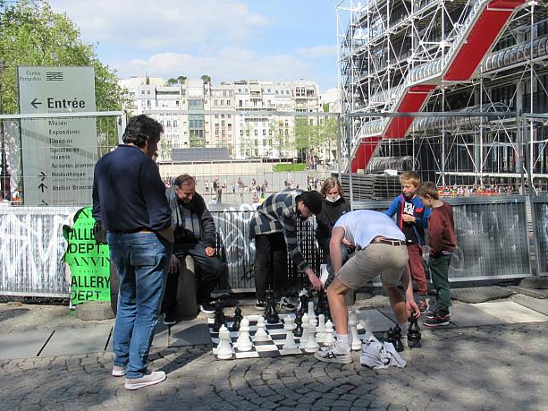 大人と子供が一緒に遊んでいますね。何かと思ったら・・・巨大チェスでした！