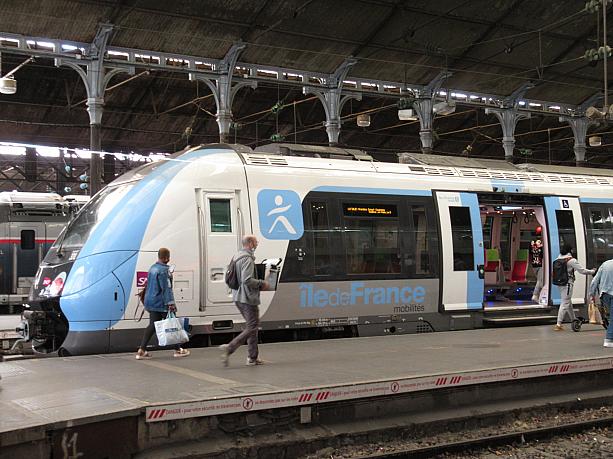 走る地域によって電車も違います。こちらはイル・ド・フランス圏内を往復するトランシリアン。