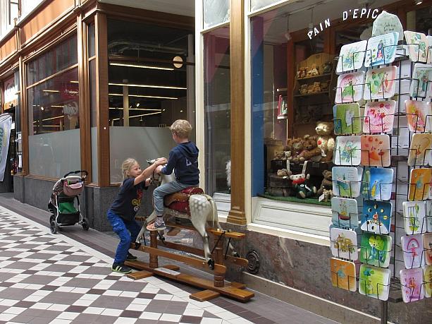 人気雑貨店パン・デピスの木馬で遊ぶ子供達がキュート♡