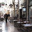 通りの反対側にあるパッサージュ・デ・パノラマは、レストラン激戦区。どのお店もランチに向けてスタンバイ中です。