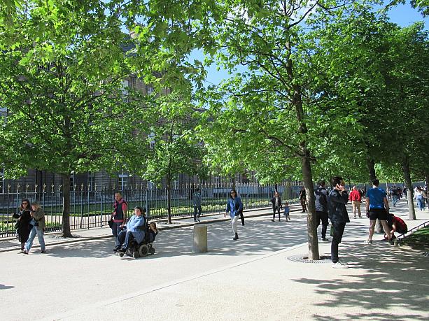 リュクサンブール公園です。パリ市民の憩いの場には、さらに隠れた憩いのスポットがあるんですよ。
