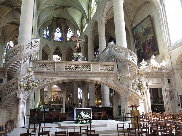 こちらはパンテオンのおとなりにあるサン・テティエンヌ・デュ・モン教会。中に入るとひ～んやりとした空気が包みます。