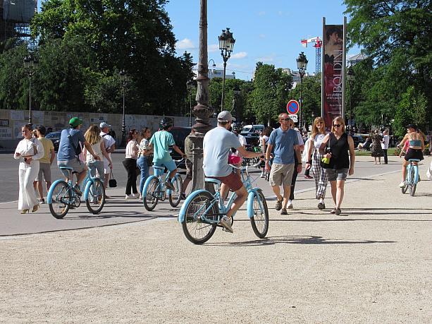 上級者には貸自転車もおススメです！パリの街を颯爽と走るのは最高♪