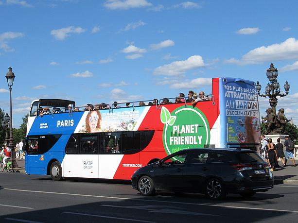 パリ交通公団RATPの2階建てバスはトリコロールが目印。