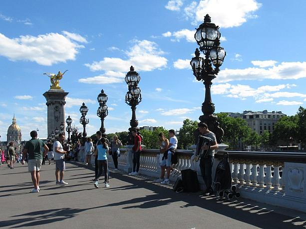 橋を渡るだけでも観光気分♡右端にはアコーディオン演奏の人がいます。