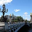 こちらアレクサンドル三世橋です。金の天使像が乗った柱と芸術品のような街灯がシンボル。パリで一番美しい橋と言われています。近くにはグラン・パレとプチ・パレが。