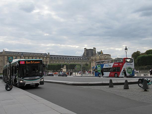 ルーヴル美術館前に来ています。夏休みでパリジャンより旅行者の方が多いパリです。