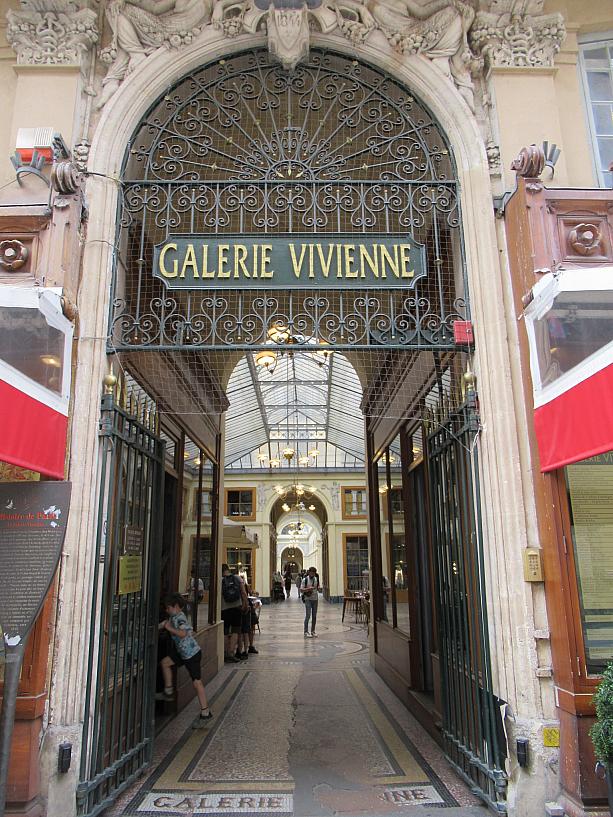 パリは今バカンス真っ只中。8月はぐっと人が減ります。こちらギャラリー・ヴィヴィエンヌもいつもと違う様子。