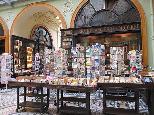 ギャラリー・ヴィヴィエンヌで一番有名な古書店も通行人がいません。