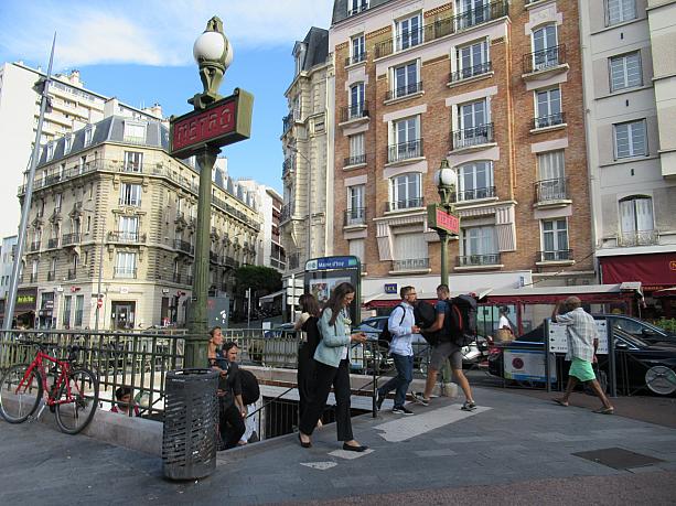 ここはメトロ12号線の終点、パリ郊外のイッシー・レ・ムリノーです。パリで働く人達のベッドタウンでもあります。