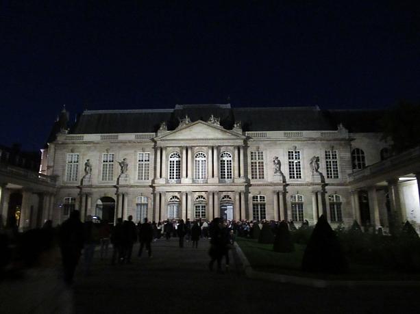 秋の芸術の祭典、ニュイ・ブランシュが開催されました。パリの各所でコンテンポラリーアートが展示されています。こちらはマレ地区の国立文書館の庭。