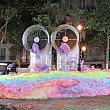 ポンピドゥーセンター前の広場では、排気孔からカラフルな泡が飛び出す仕組み。地面には虹色の泡風呂が出来上がるというパフォーマンスです。きれいなのか汚いのか微妙なところ。