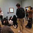 ゴッホやゴーギャンの展示室は別枠。ゴッホの自画像を前に授業を受ける子供達がいました。