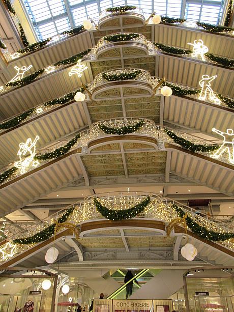 曲線が美しい名物の階段。ちょっとクリスマスツリーのようにも見えますね。建築を際立たせるために飾り付けすぎないところがポイント。
