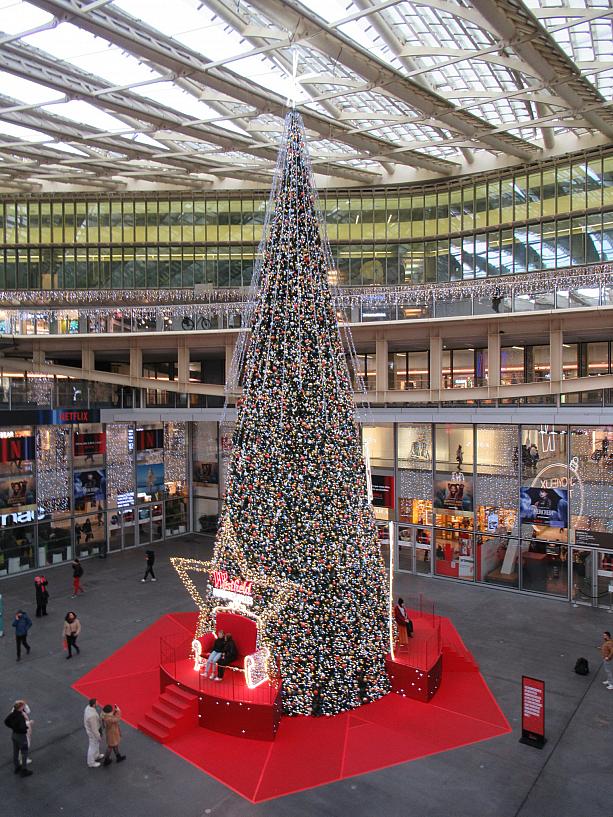 レ・アールのクリスマスツリーです。何よりもその高さがすごいですね。地上4階分ぐらいあります。
