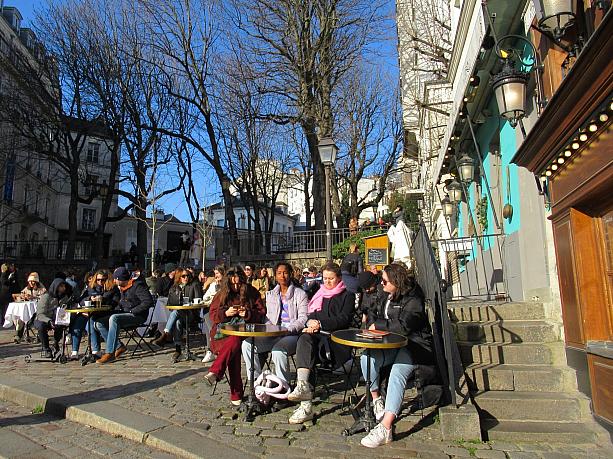 土曜日のモンマルトルに来ました。パリは気温が下がって寒い日が続いていますが、お天気はこのとおり快晴！寒くても晴れの日はテラスに座りたいパリジャンです。