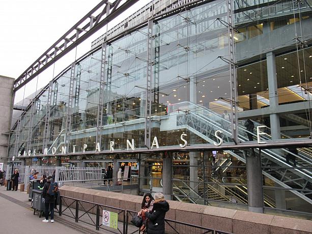 パリの主要駅の一つ、モンパルナス駅です。郊外線や地方へ行く特急の発着駅。