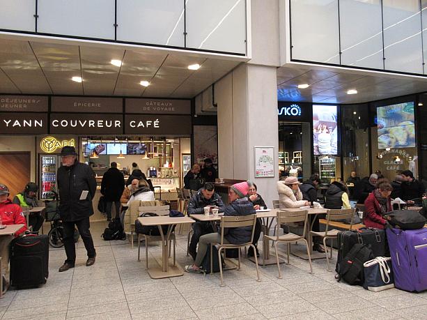 人気急上昇中のパティシエ、ヤン・クヴルーのお店もモンパルナス駅に登場！待ち時間にちょうどいいですね。