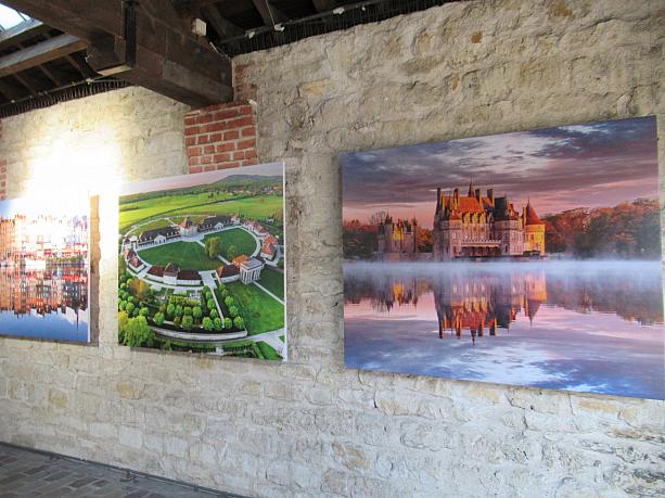 左はアル＝ケ＝スナンの王立製塩所。右はブルターニュのブレテッシュ城。フランスの風光明媚な見どころがいっぱいの写真展です！