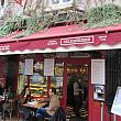 マレ地区はユダヤ料理のお店が多いことで有名。こちらのマリアンヌは老舗のファラフェル＆スイーツショップです。
