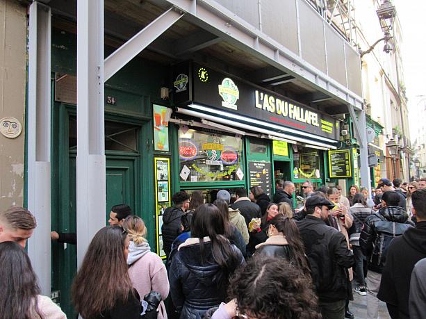 こちらのファラフェル専門店はパリで一番人気。週末はこの通り長～い行列ができます。