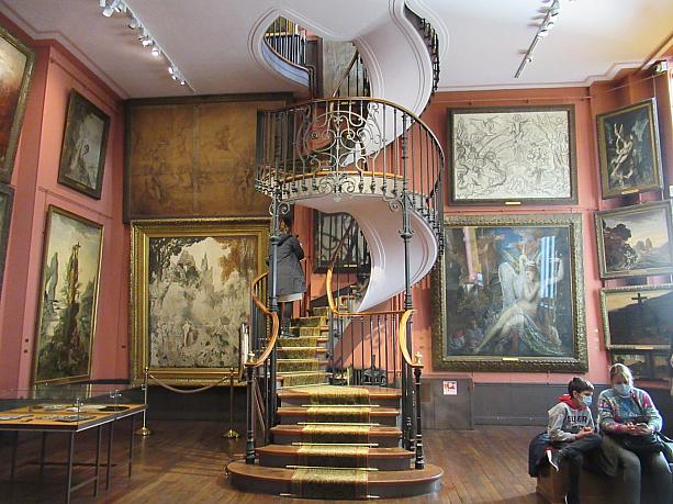 ギュスターヴ・モロー美術館にやって来ました。自宅兼アトリエを改装した美術館です。こちらのらせん階段も有名です！