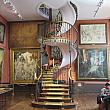 ギュスターヴ・モロー美術館にやって来ました。自宅兼アトリエを改装した美術館です。こちらのらせん階段も有名です！