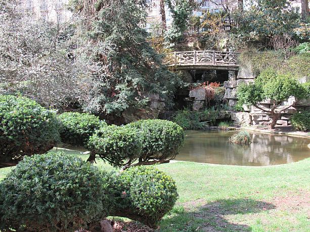 池には橋がかかっていて、ちょっと日本情緒を感じる庭。穴場スポットです！