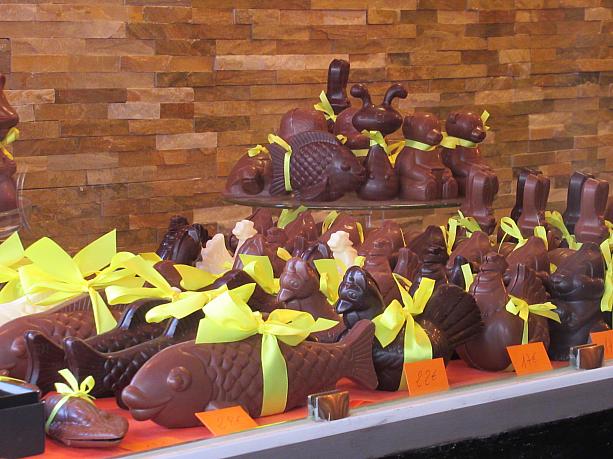 週末はカトリックのお祭り、復活祭（パック）。チョコレート屋さんにはパック仕様の商品が勢揃いです。魚の形はキリストのシンボル。