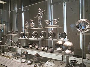 中世の銀食器やアクセサリーなど、貴重品の展示も