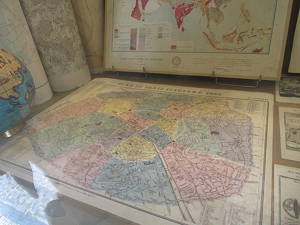レトロなグッズのお店も沢山あります。これは昔のパリの地図。