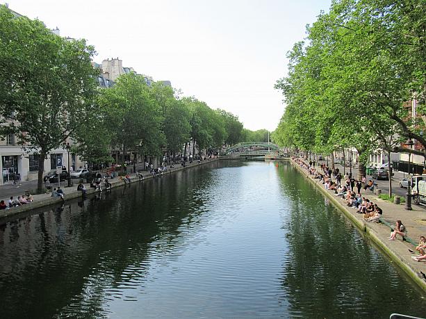 こちらはサン・マルタン運河です。パリジャンの夏のお出かけ人気スポット。