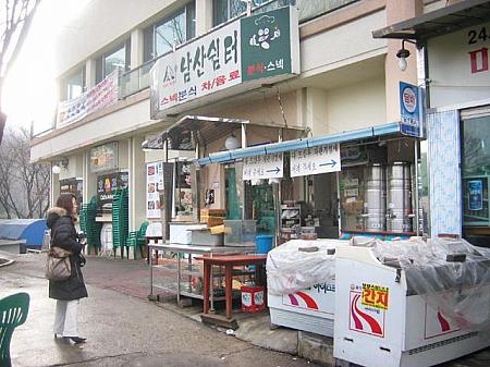 ＜キジュがソフトクリームを
買った売店＞