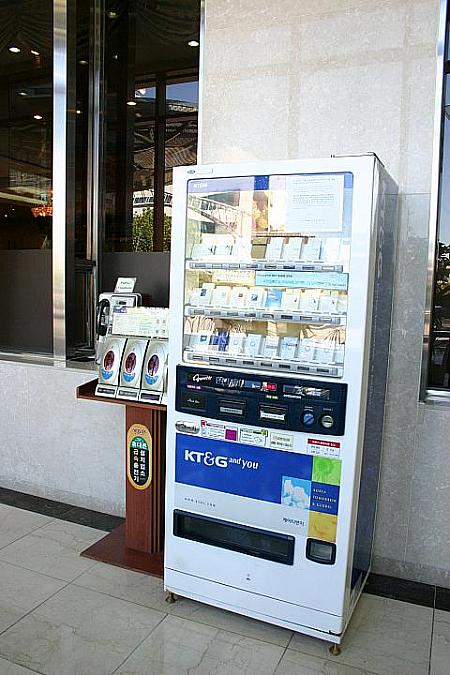 本館とつながっている新館の廊下には、タバコの自販機も。
