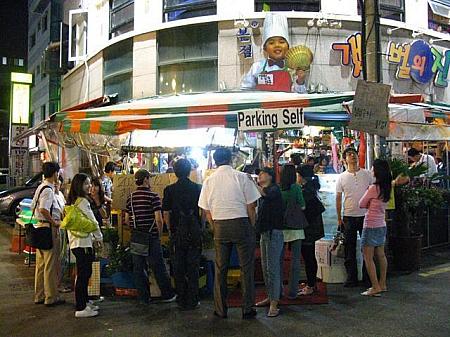 論峴駅前の食堂街：地元のサラリーマンやOLが通うお店ばかりなので、安くておいしい韓国グルメが楽しめます。