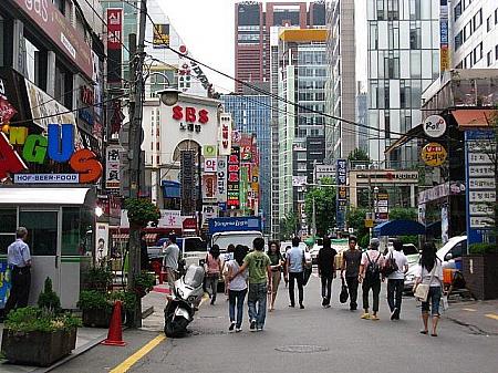 ホテル裏側の通りから地下鉄２号線カンナム（江南）駅周辺：屋台や地元で有名なレストラン、カフェ、ファーストフードに大型書店、CDショップ、コンビニなども。