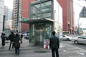 エレベーターは4番出口のほうにあり。