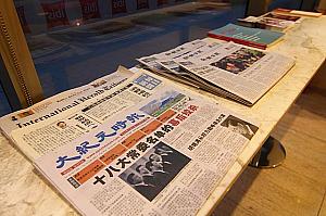 韓国語はもちろん、日本語、英語、中国語の新聞も用意（１階）