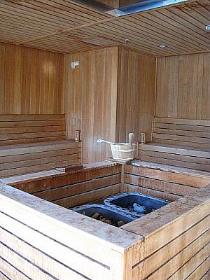 フィンランド式サウナにはシャワー施設もあり