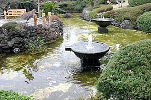 かわいく飾られた小さな池は、季節ごとに違うリゾート美しさと異国的な雰囲気を演出。