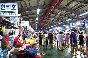 大明浦口には水産物市場も。海辺で新鮮なお刺身がいただけます。