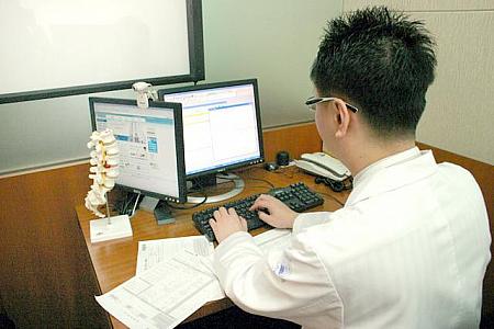 患者の情報をコンピューターに入力