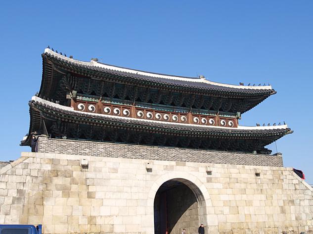 長安門：北の正門で韓国国内に現存する城門の中でも､最も大きい門です。