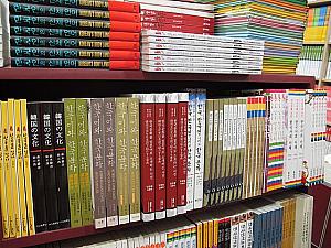 韓国の歴史や料理本も！韓国旅行に来たとき、お土産に買って帰る方も多いそう。