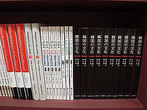韓国の歴史や料理本も！韓国旅行に来たとき、お土産に買って帰る方も多いそう。