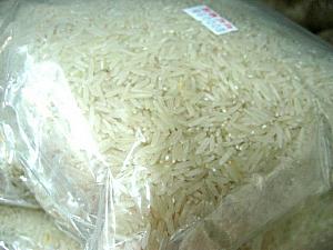 各国のお米・・・
タイ米・インド米・バングラデッシュ米・アメリカ米・韓国米などが揃っています。カレーにはこのパラパラしたタイ米などがぴったり！用途に合わせていろんなお米を楽しんで見ましょう～！