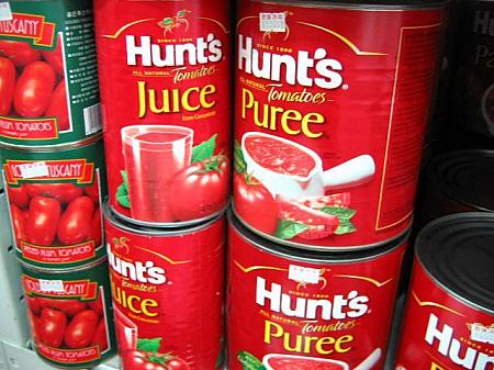  トマト缶・・・
ホールトマトにジュース上のトマト、ペースト状のトマトなど用途に合わせて利用してみては。とにかく安いのに驚き！ 