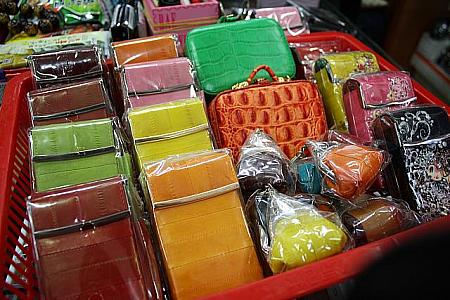 なんとウナギの皮で作ったキーケースやタバコケース、お財布、小銭要れの数々。色のバリエーションもたくさんあり。